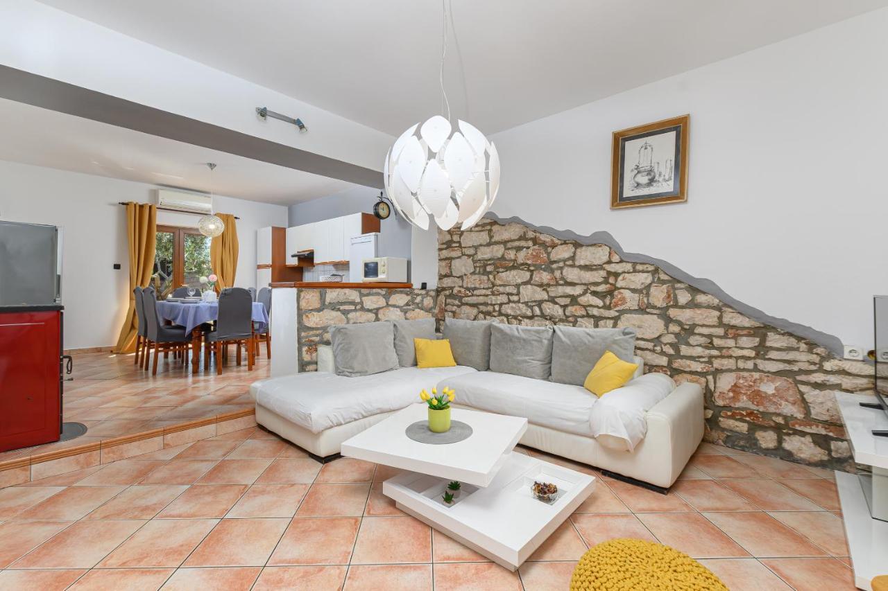 Villa Carla With Private Pool & Kids Playground - Pet Friendly Mutvoran Bagian luar foto